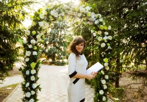 Ведущая выездной церемонии